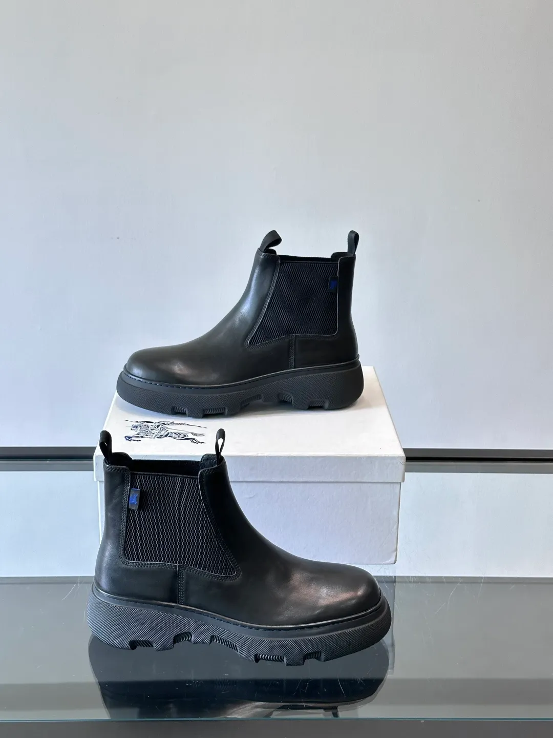 [Burberry] Top P: 920💰 Size: 39-44 (45. Customized) Burberry Matrix shoes👟Burberry autumn and winter men's high-top Chelsea boots, made with heavy industry! The upper is made of imported cowhide, with a slip-on design, classic plaid elastic straps, fine leather, and full of details. It is equipped with a classic and durable rubber thick sole, which increases the length of the legs. The cowhide lining is comfortable and breathable. It is easy to wear and fashionable, business and leisure, full of exquisite Italian style, and has a great look!